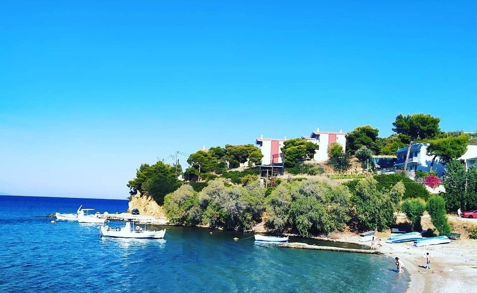 Excursion d'une journée aux bains de la plage de Korfos à Oraia Eleni