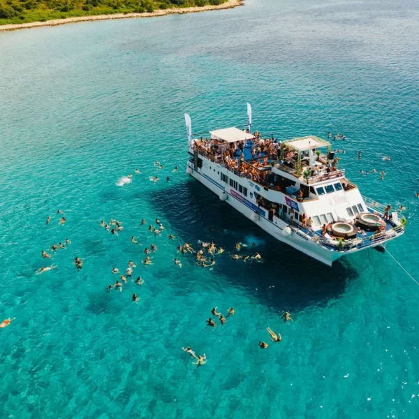 Exkursive Kreuzfahrt, um Metall und Aegina zu hängen