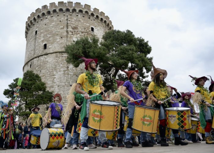 apokriatiki ekdromi thessaloniki naousa karnavali genitsari kai mpoules